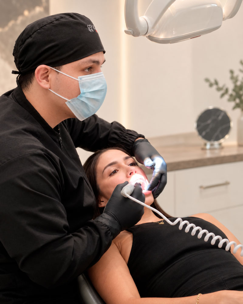 Especialista de Odonto Health atendiendo a un paciente