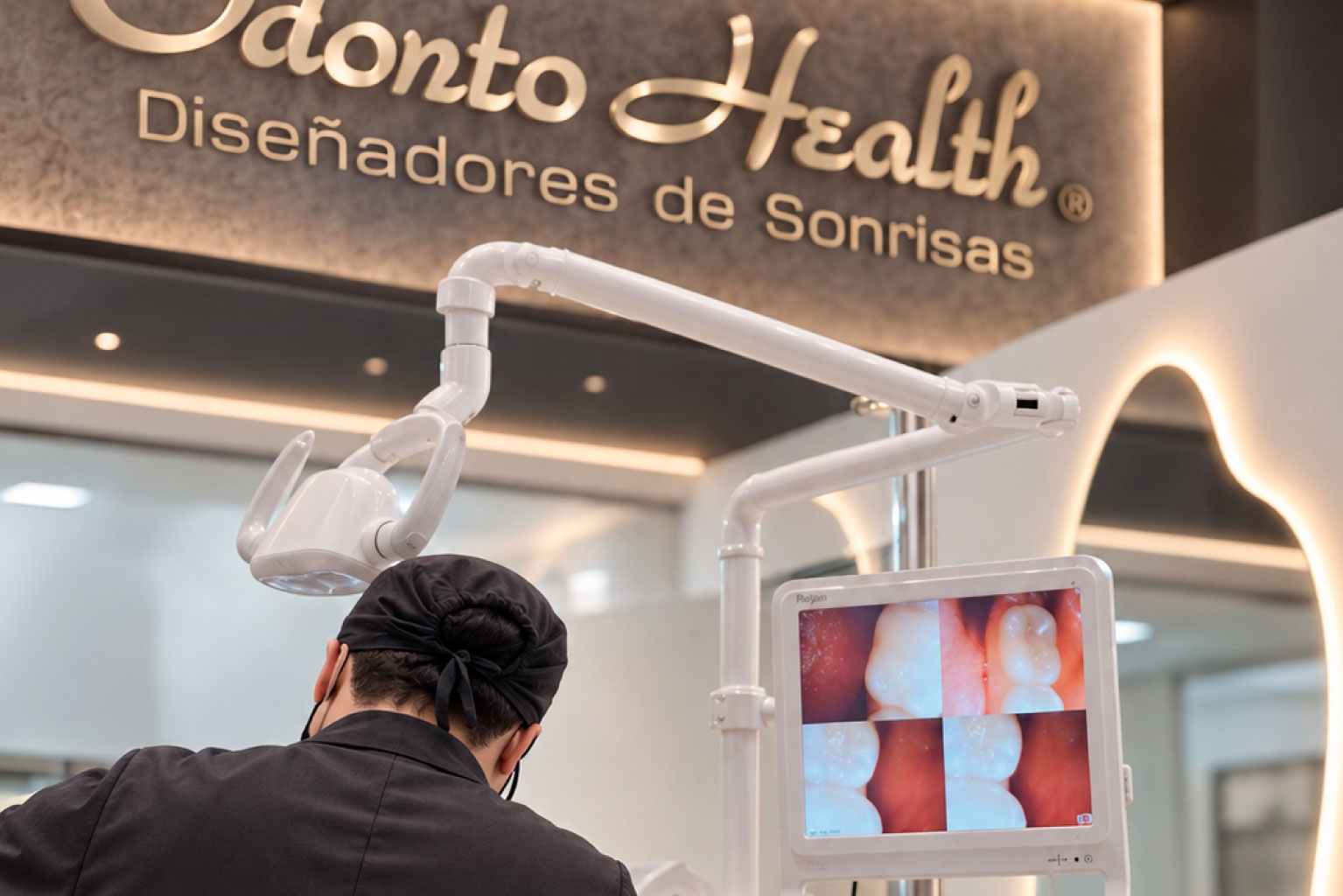 Equipo clínico de Odonto Health trabajando de manera coordinada