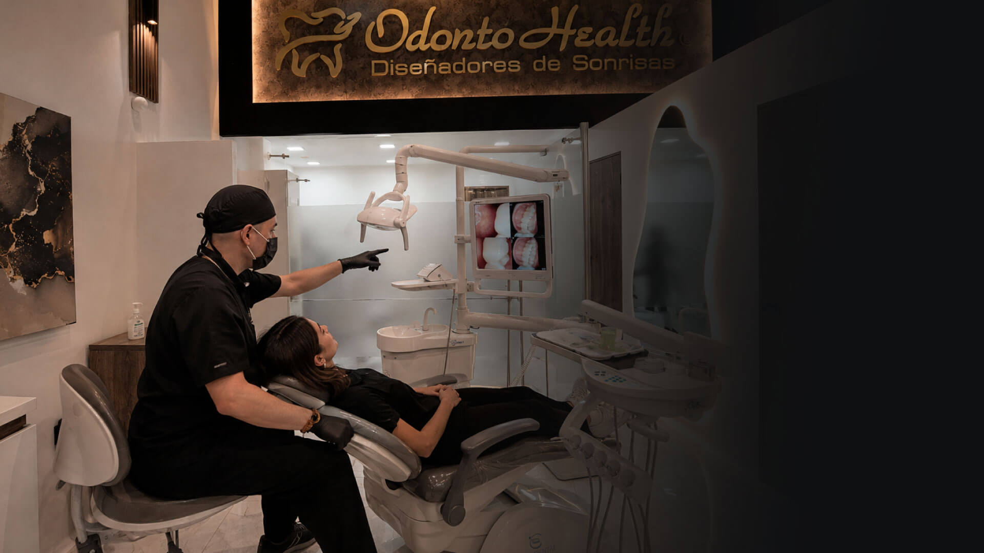 Pasillo interior y zona de espera de la clínica Odonto Health