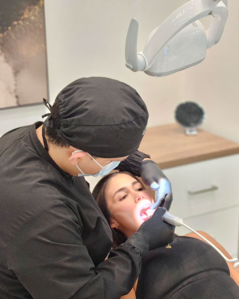 Paciente durante un tratamiento de blanqueamiento dental en Odonto Health
